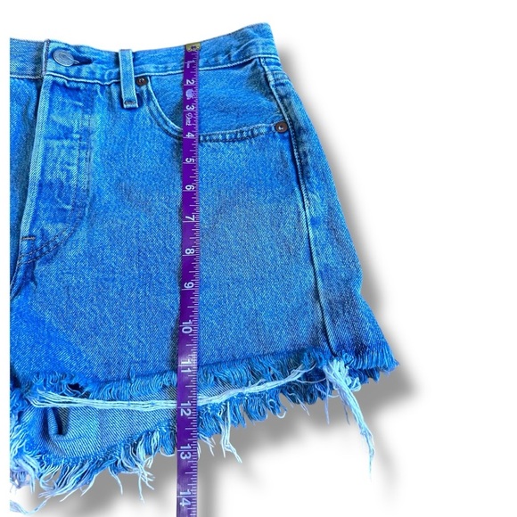 Levi’s Premium 501 Medium Wash Cutoff Denim Shorts Size 25 - Picture 2 of 7